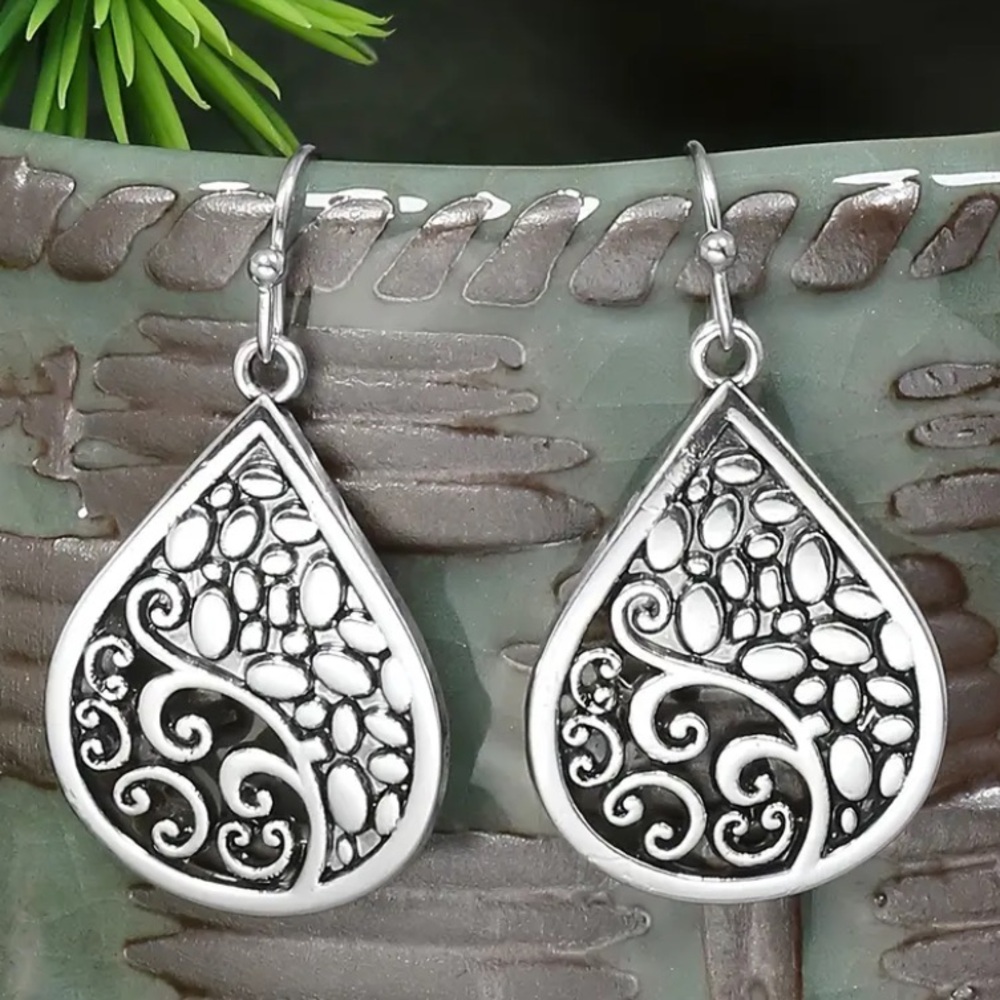 NEW The Brooke dangle Earrings Celtic Silver color
Teardrop Filigree - Boutique